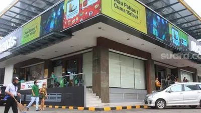Suasana di depan McDonalds Sarinah Thamrin, Jakarta, Jumat (8/5/2020). [Suara.com/Oke Atmaja]