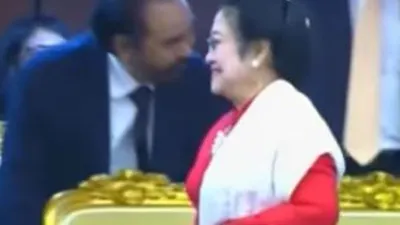 Adegan Megawati Soekarnoputri melewatkan Surya Paloh ketika bersalaman dengan sejumlah tamu undangan penting di acara pelantikan anggota DPR RI periode 2019-2024/Kompas TV