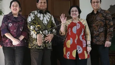 Ketua Umum PDI Perjuangan Megawati Soekarnoputri (kedua kanan) didampingi Puan Maharani (kiri) dan Prananda Prabowo (kanan) menerima Ketua Umum Partai Gerindra Prabowo Subianto (tengah) di kediaman Jalan Teuku Umar, Jakarta, Rabu (24/7/2019). (ANTARA)