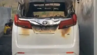 Mobil mewah Via Vallen yang dibakar saat diparkir di samping rumahnya. (Via Vallen/Instagram)