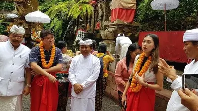 Delegasi Journalist Association of Korea Korea bersiap mengikuti ritual melukat di sumber air suci Taman Pancamuhan/PWI