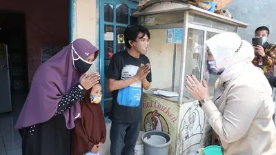 Menaker Ida Fauziyah ketika mengunjungi penerima bantuan subsidi upah (BSU), semula disebut bantuan langsung tunai (BLT), dari pemerintah senilai Rp600 ribu per bulan selama empat bulan/Kemnaker.go.id