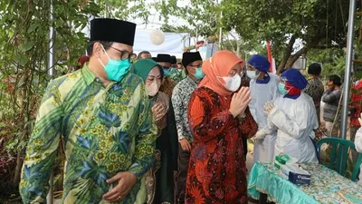 Menteri Desa, Pembangunan Daerah Tertinggal, dan Transmigrasi, Abdul Halim Iskandar (kiri) dan Menteri Ketenagakerjaan Ida Fauziyah (kanan batik coklat)/kemnaker.go.id