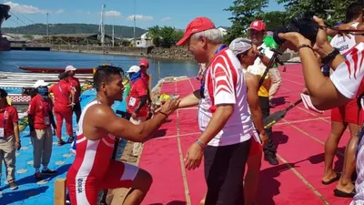 Menteri PUPR sekaligus Ketum PODSI Basuki Hadimuljono memberi selamat atlet dayung peraih medali di SEA Games 2019 (Humas PUPR)