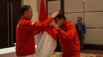 Salah satu pemain Timnas U-19 mencium bendera di hadapan  Ketua Umum PSSI, Mochamad Iriawan dalam acara pelepasan menuju Kroasia, Sabtu (29/8/2020). (dok PSSI)