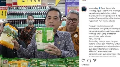 Mendag Agus Suparmanto meninjau harga barang kebutuhan pokok (bapok), khususnya gula pasir, di ritel modern Transmart Duta Merlin dan Hypermart Puri Indah, Jakarta pada 23 Maret. Instagram: @kemendag