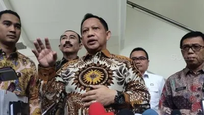Mendagri Tito Karnavian seusai bertemu dengan Wakil Presiden Ma'ruf Amin di kantornya, Jalan Medan Merdeka Utara, Jakarta Pusat, Rabu (5/2/2/2020). (Suara.com/Ria Rizki)