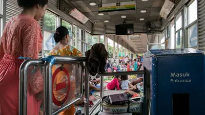 Warga mengungsi di Halte Transjakarta Jembatan Baru, Daan Mogot, Jakarta Barat, Jumat (03/01). [Suara.com/Alfian Winanto]