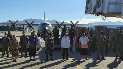Duta Besar Republik Indonesia R.M Benyamin Scott Carnadi secara resmi telah menyerahkan bantuan kemanusiaan bagi korban Topan Harold kepada Menteri Pertahanan Republik Fiji Inia Seruiratu di Bandara Internasional Nadi, Fiji pada  Jumat (15/5/2020) pukul 09.00 waktu setempat. (Puspen TNI)