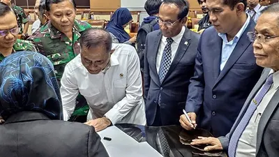 Menteri Pertahanan Ryamizard Ryacudu (baju putih) bersama  Panitia Kerja (Panja) RUU PSDN untuk Ketahanan Negara, Satya Widya Yudha/Dok