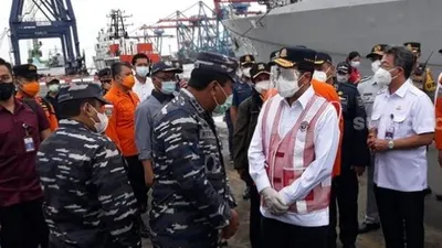Menhub Budi Karya Sumadi meninjau langsung posko pencarian pesawat Sriwijaya jatuh di JICT 2, Minggu (10/1/2021) pagi. (Suara.com/Novian)