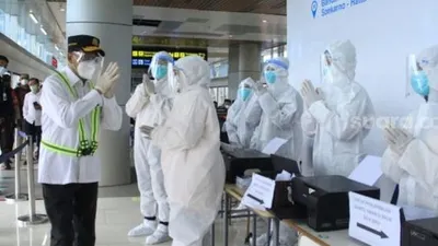 Menhub Budi Karya Sumadi meninjau Airport Health Center yang berada di SMMILE Center Terminal 3 untuk melihat proses pelaksanaan Rapid Test Antigen, Sabtu (26/12/2020). [Suara.com]