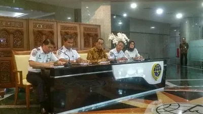 Menteri Perhubungan, Budi Karya Sumadi (tengah), saat konferensi pers tentang penundaan penerbangan dari dan ke China sejak Rabu (5/2/2020) pukul 00:00 WIB, hingga waktu yang belum ditentukan. (Ayojakarta.com/Hendy Dinata)