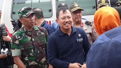 Menkes Terawan Agus Putranto saat meninjau posko pengungsian korban banjir Cipinang Melayu di Universitas Borobudur, Jakarta Timur, Kamis (2/01/2020). (Suara.com/Novian)
