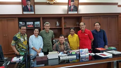 Menteri Kesehatan Letjen TNI (Purn) Terawan Agus Putranto foto bersama panitia Natal dan Tahun Baru Jurnalis Kristiani (Humas PWI Pusat)