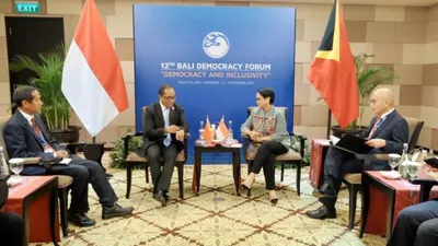 Menteri Luar Negeri Retno Marsudi melakukan pertemuan dengan Menteri Luar Negeri dan Kerja Sama Timor Leste Dionisio Soares di sela Forum Demokrasi Bali ke-12 (Kemlu RI)