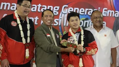 Menpora Zainudin Amali (kedua kiri) saat menyambut para lifter yang berprestasi di Kejuaraan Asia Junior dan Remaja di Tashkent, Uzbekistan.  Foto: DOK KEMENPORA