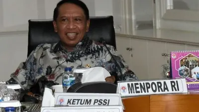 Menpora Zainudin Amali saat mengadakan pertemuan dengan PSSI di Gedung Kemenpora, Senayan, Jakarta, Selasa (10/3/2020). [Suara.com/Arief Apriadi]