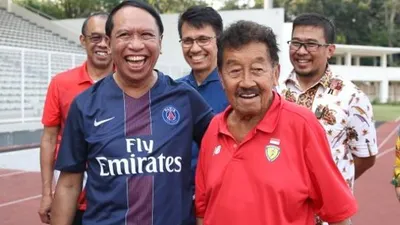 Menpora Zainudin Amali (kiri) bersama Almarhum Bob Hasan. ( Foto: kemenpora.go.id )