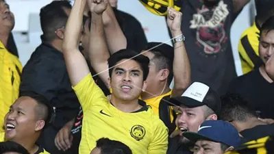 Syed Saddiq di tengah para suporter Malaysia yang menonton pertandingan Indonesia-Malaysia, Kamis malam (5/9/2019)/Antara