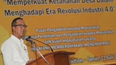 Menteri Sosial Agus Gumiwang Kartasasmita memberikan kuliah umum di hadapan mahasiswa yang akan mengikuti Kuliah Kerja Nyata (KKN) di Universitas Islam Negeri (UIN) Syarief Hidayatullah Jakarta, Ciputat, Tangerang Selatan, Banten, Senin (22/7/2019). Sebanyak tiga ribu lebih mahasiswa UIN Jakarta akan mengikuti KKN 2019 di wilayah Tangerang dan Bogor untuk ikut serta dalam membangun desa di kedua daerah tersebut selama satu bulan. ANTARA FOTO/Muhammad Iqbal/wsj.