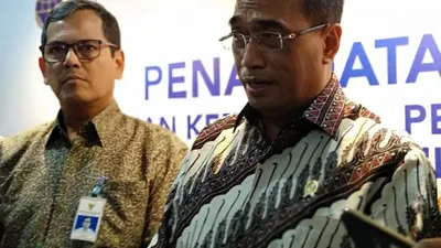 Menteri Perhubungan (Menhub) Budi Karya Sumadi (kiri) dan Dirjen Perkeretaapian Kemenhub Zulfikri.  Foto: Republika/Rahayu Subekti