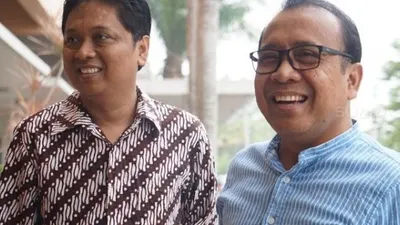 Menteri Sekretaris Negara Pratikno (kanan), mendatangi Rumah Sakit (RS) PKU Muhammadiyah Gamping, Sleman, Daerah Istimewa Yogyakarta, Sabtu (27/7/2019). [Suara.com/Putu Ayu Palupi]
