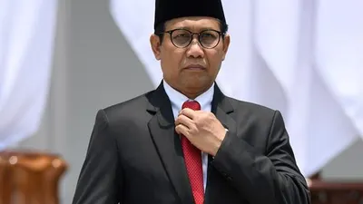 Menteri Desa, Pembangunan Daerah Tertinggal dan Transmigrasi, Abdul Halim Iskandar, bersiap foto bersama Kabinet Indonesia Maju seusai pelantikan menteri, di Beranda Istana Merdeka, Jakarta, Rabu 23 Oktober 2019/Antara Foto-Wahyu Putro A