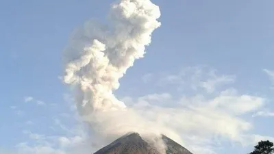 Aktivitas vulkanik Gunung Merapi berupa guguran lava pijar dengan intensitas kecil sebanyak empat kali dari pantauan visual pada Selasa (5/1) pada pukul 18.00-24.00 WIB. (Badan Penyelidikan dan Pengembangan Teknologi Kebencanaan Geologi (BPPTKG))