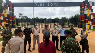 TNI-Polri bersama dengan CIQ (Custom, Immigration, Quarantine) PLBN Sota saat kegiataan apel pagi, Sabtu (21/2/2020) (Pasi Intel Satgas Yonif Mekanis Raider 411/Pdw Kostrad, Lettu Inf Asep Saepudin, S.T. Han)