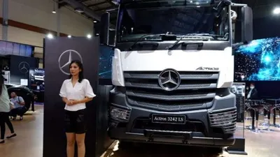 DCVI memamerkan sejumlah kendaraan niaga di GIICOMVEC 2020 yang digelar di Jakarta, Kamis (5/3/2020). [Suara.com/Manuel Jeghesta Nainggolan]