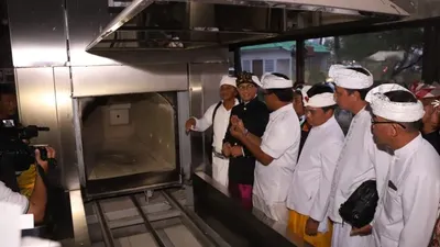 Gubernur Anies Baswedan menyerahkan bantuan mesin kremasi di Pura Segara (utara.jakarta.go.id)