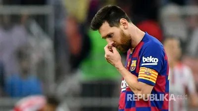 Dua megabintang di planet ini, Lionel Messi dan Cristiano Ronaldo akan bertemu di Liga Champions. (EPA-EFE/ENRIC FONTCUBERTA)