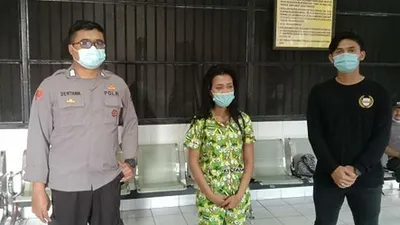 Tersangka penipuan lewat akun MiChat. ( dok Polsek Genteng Surabaya)