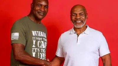 Mike Tyson (kanan) dan Evander Holyfield. Foto: worldboxingnews.net