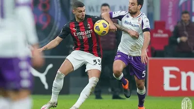 Gelandang AC Milan, Rade Krunic saat berebut bola dengan pemain Fiorentina di pekan ke-9 Serie A Italia. (Twitter AC Milan)