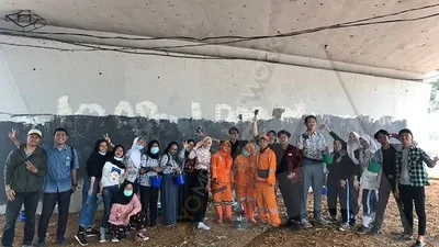 Aktivis Milenial(Z) berpose sejenak di sela aktivitas mereka membersihkan tembok-tembok kawasan Gelora Bung Karno dari coretan bekas demonstrasi yang berlangsung beberapa waktu terakhir/Ayojakarta.com