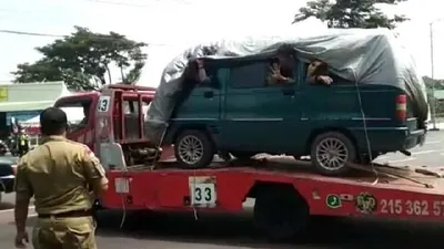 Petugas memerintahkan sebuah truk towing yang diduga mengangkut pemudik untuk putar balik di pos check Point sekitar Taman Unyil Semarang, Sabtu, 2 Mei 2020. (Dishub Kota Semarang)