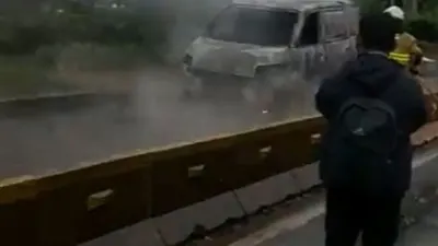 Minibus terbakar di jalur Transjakarta, depan RS UKI Cawang, Jakarta Timur, Jumat (10/1/2020) (Twitter@TMCpoldametro)