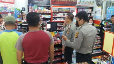 Polisi mendatangi lokasi minimarket yang disatroni maling bersenjata tajam jenis parang. (dok Polsek Cibungbulang )
