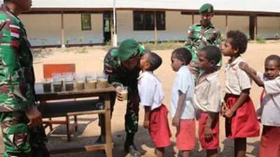 Satgas TNI Perbatasan RI-PNG Ajari Anak-anak Cuci Tangan Hingga Minum Susu