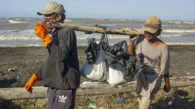 Ilustrasi--Warga membawa karung berisi pasir yang tercemar tumpahan minyak mentah (Oil Spill) di pesisir Pantai Cemarajaya, Karawang, Jawa Barat, Rabu (24/7/2019). Karung berisi pasir yang tercemar minyak mentah tersebut dikumpulkan dan akan dipindahkan ke lokasi penyimpanan limbah B3 (Bahan Berbahaya dan Beracun) untuk dimusnahkan. ANTARA FOTO/M Ibnu Chazar/wsj.
