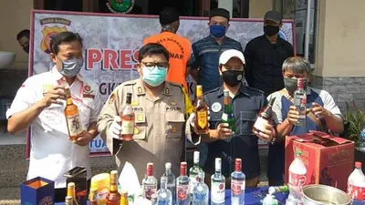 Kapolres Cimahi, AKBP M Yoris MY Marzuki menunjukkan minuman keras impor palsu saat gelar perkara, Sabtu (30/5/2020). (Ayobandung.com/Tri Junari)