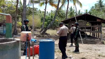 Penggerebekan pabrik miras lokal (Puspen TNI)