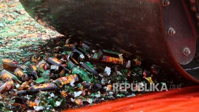 Petugas menggunakan buldoser memusnahkan ribuan botol minuman keras atau miras (ilustrasi). Foto: Republika/Mahmud Muhyidin
