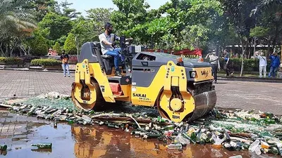 Pemusnahan miras dan narkotika di Taman Pasanggrahan (Alun-alun) Purwakarta, Jumat (22/5/2020).  (Ayopurwakarta/Dede Nurhasanudin)