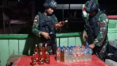 Satgas Pamtas RI-PNG amankan puluhan miras ilegal (Puspen TNI)