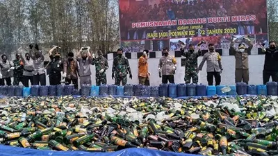 Ribuan botol miras dimusnahkan Polresta Bandung, Kamis (3/9/2020). (Ayobandung/Mildan Abdalloh)