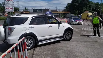 Sebuah mobil tampak tengah diputarbalik di Gerbang Tol Cikupa, Tangerang, pada H=3 Lebaran 2020 dan saat berlangsung PSBB fase ketiga [Suara.com/Stephanus Aranditio].