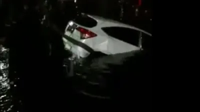 Sebuah mobil Honda HRV putih tercemplung ke dalam kolam di Bundaran Hotel Indonesia, Jakarta Pusat, Rabu (18/3/2020) dini hari. (Twitter TMC Polda Metro Jaya)